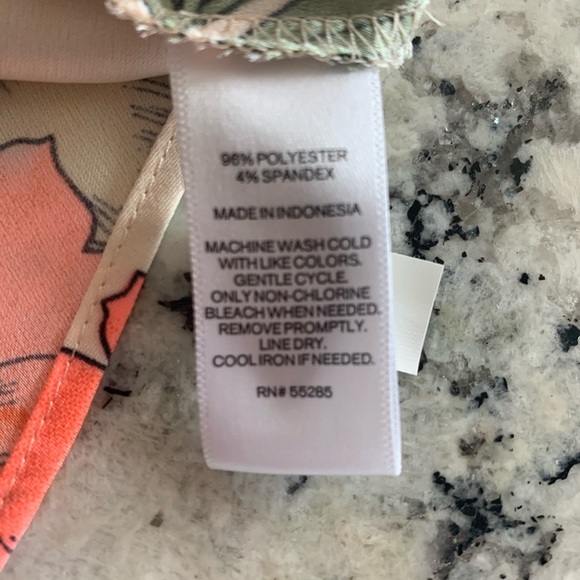 Express Women’s Cap Sleeve V-Neck Top - Picture 7 of 8